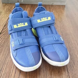 Nike Kids Lebron Soldier XIII Boys Shoes, US 5.5Y F